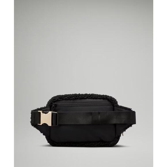 NWT Lululemon Everywhere Belt Bag Fleece 2L Black Large - Picture 6 of 10